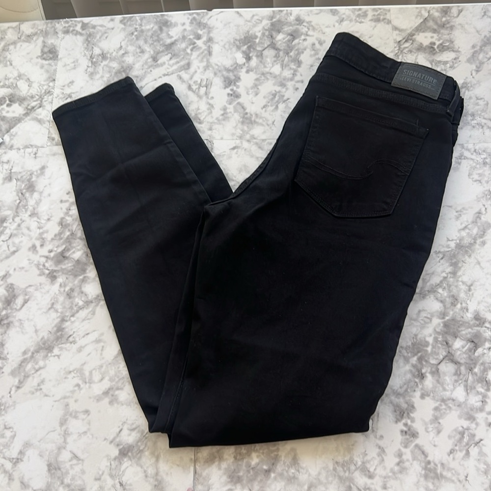 SIGNATURE LEVI’S STRAUSS Mid rise skinny black jeans size 10L 30WX32L